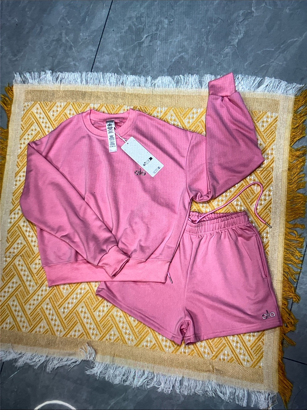 Alo Yoga Pink Lounge Set Sweatshirt & Shorts Matching Set Women’s Size S - Picture 4 of 10